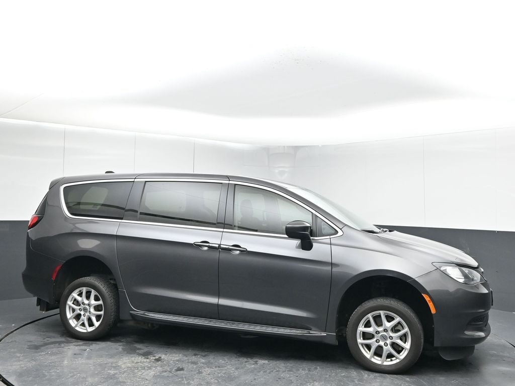 2022 Chrysler Voyager LX Minivan/Van's photo