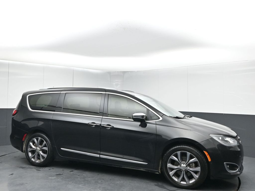 2020 Chrysler Pacifica Limited's photo