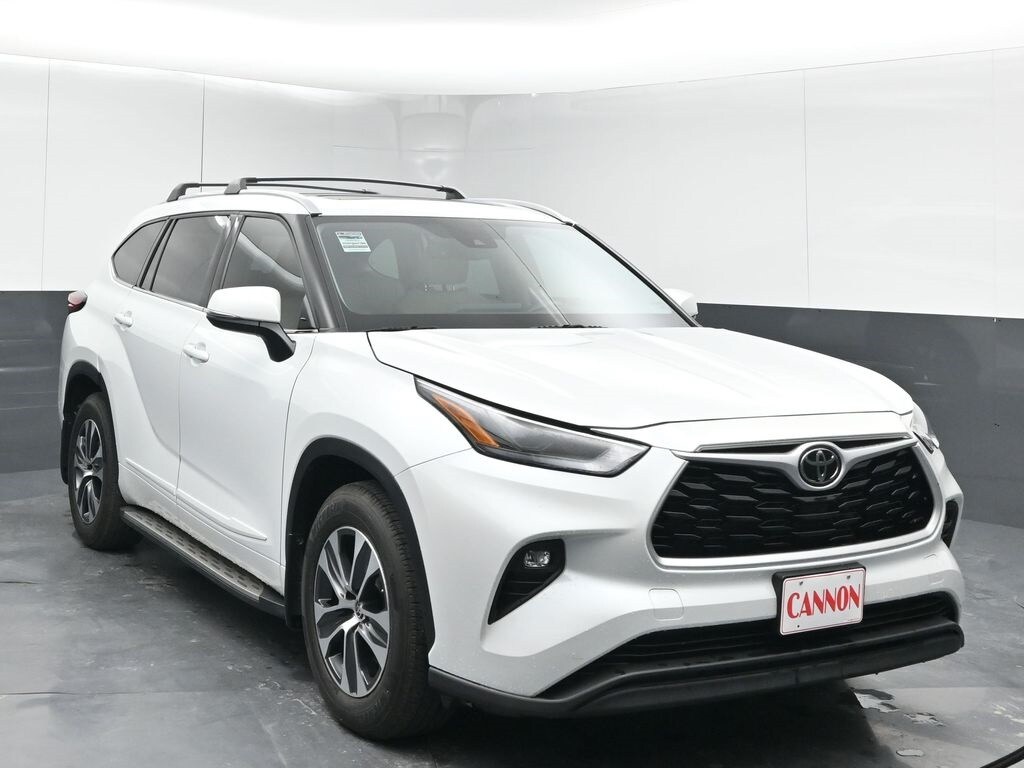 2022 Toyota Highlander XLE photo 2