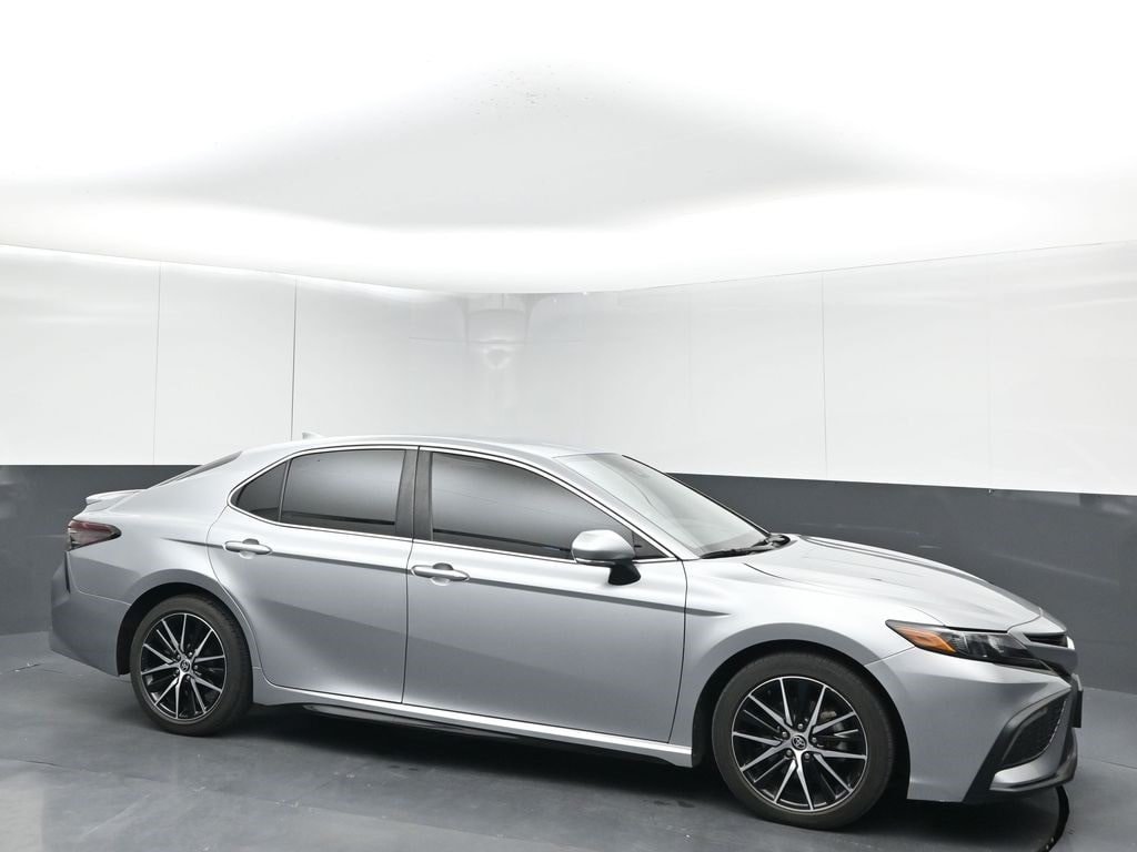 2022 Toyota Camry SE's photo