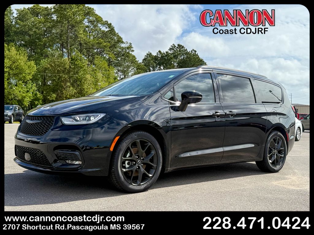 2026 Chrysler Pacifica Select's photo