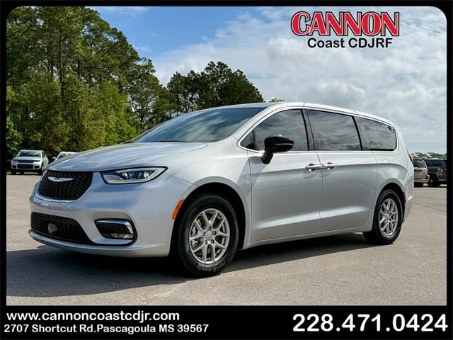 2026 Chrysler Pacifica Select's photo