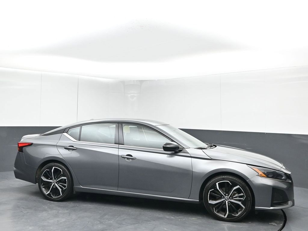 2024 Nissan Altima SR's photo