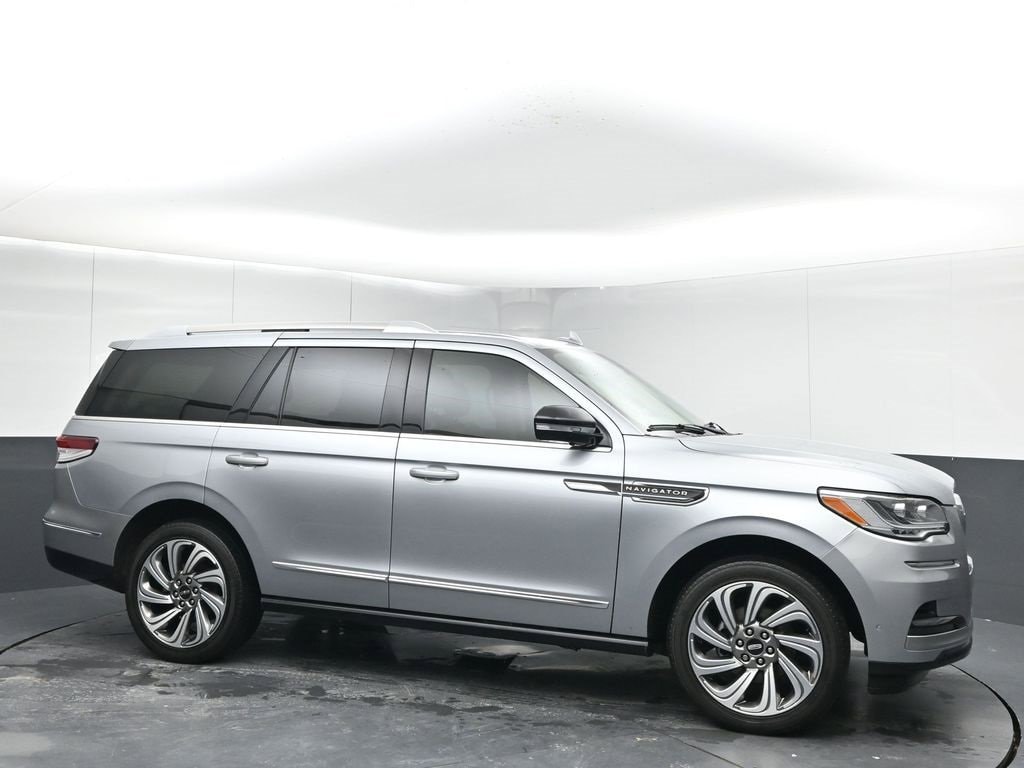2023 Lincoln Navigator Base's photo