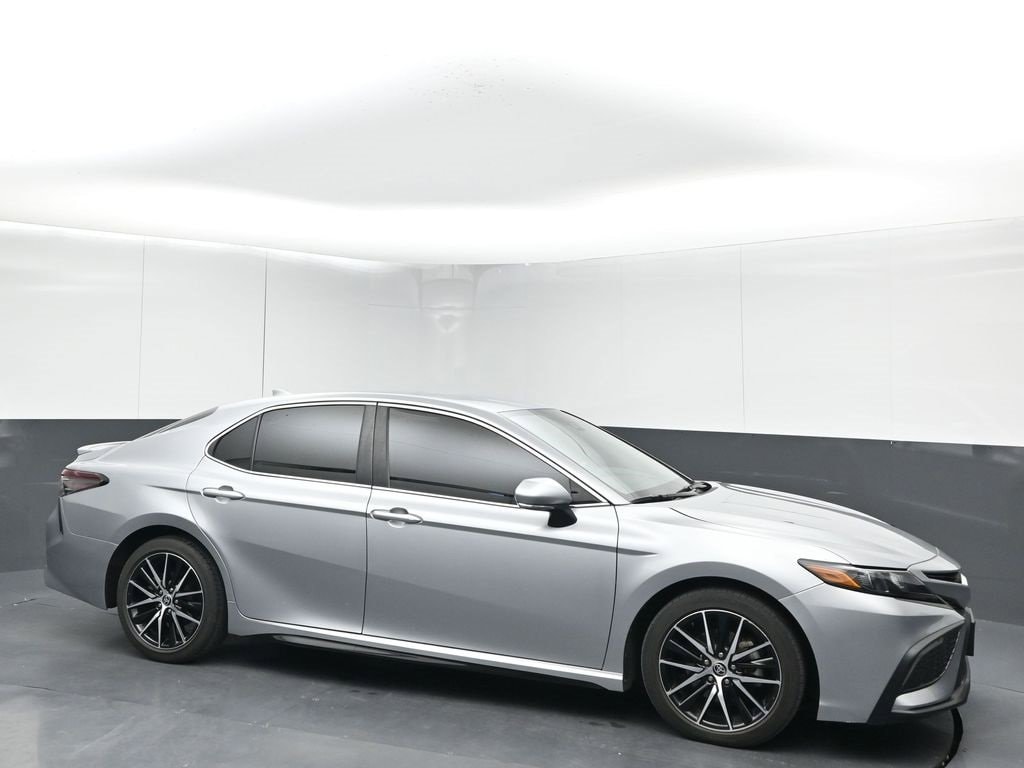 2022 Toyota Camry SE's photo
