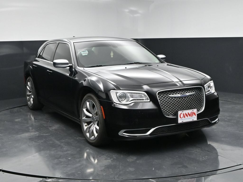 2019 Chrysler 300 Touring's photo