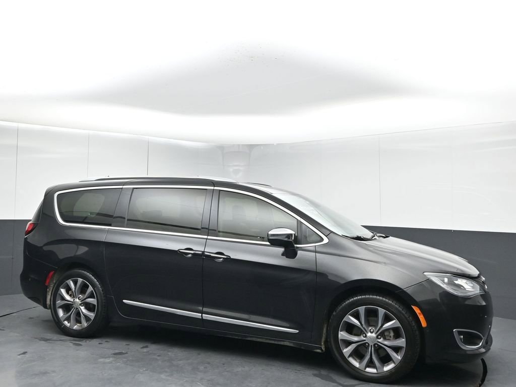 2020 Chrysler Pacifica Limited's photo