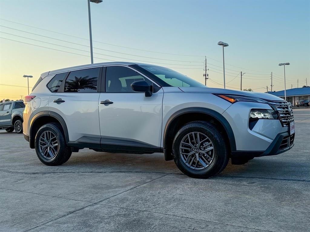 2025 Nissan Rogue S photo 2
