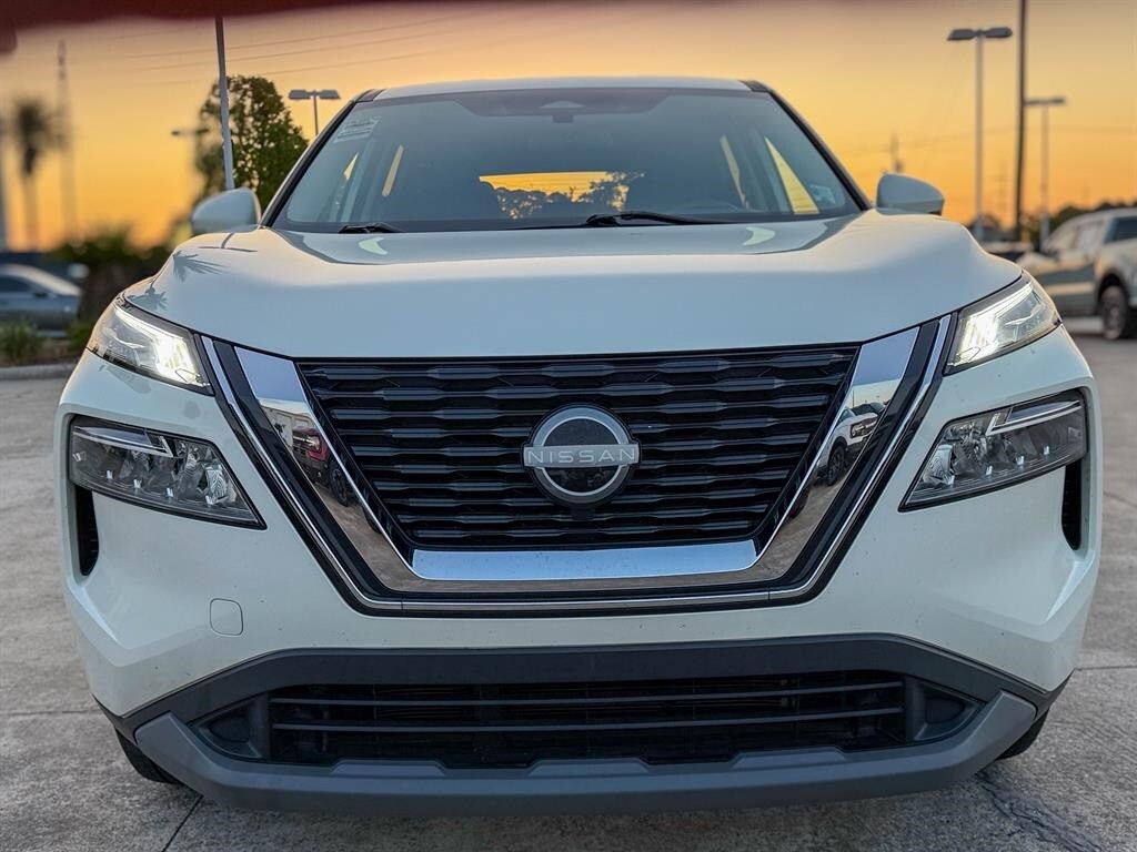 2022 Nissan Rogue SV photo 2