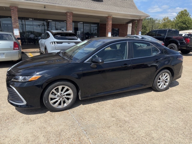 2023 Toyota Camry LE's photo