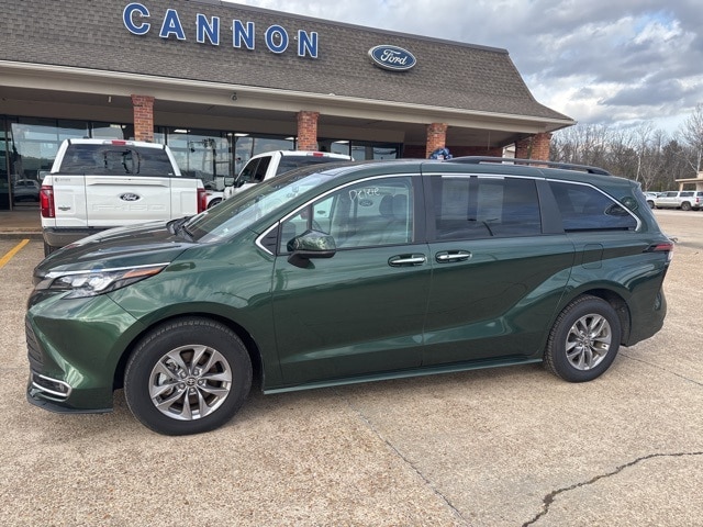 2024 Toyota Sienna XLE's photo