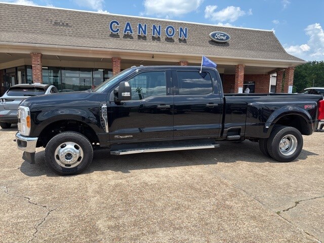 2023 Ford F-350 XLT photo 2