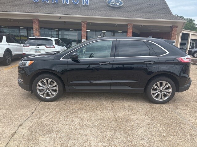 2024 Ford Edge Titanium photo 2
