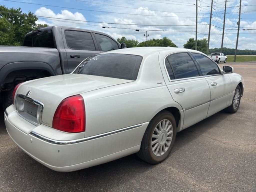 Used 2004 Lincoln Town Car Ultimate Sedan