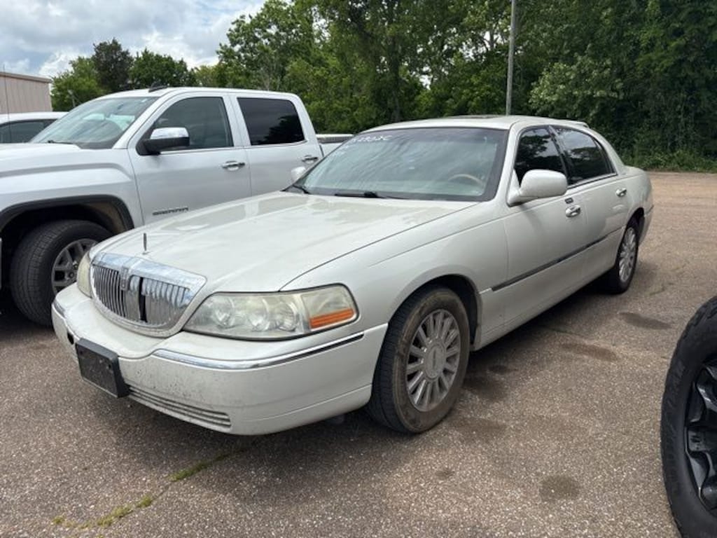 Used 2004 Lincoln Town Car Ultimate Sedan