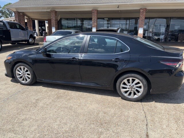 2023 Toyota Camry LE photo 3