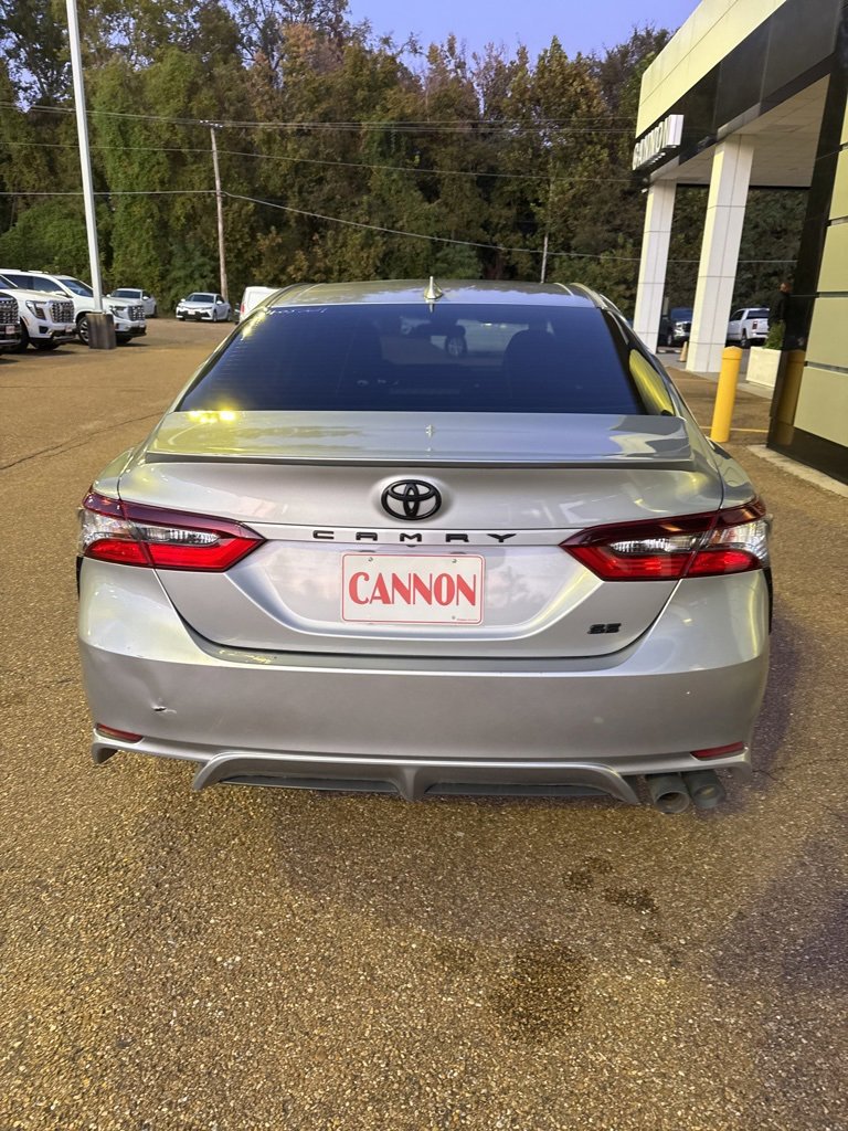 2021 Toyota Camry SE photo 2