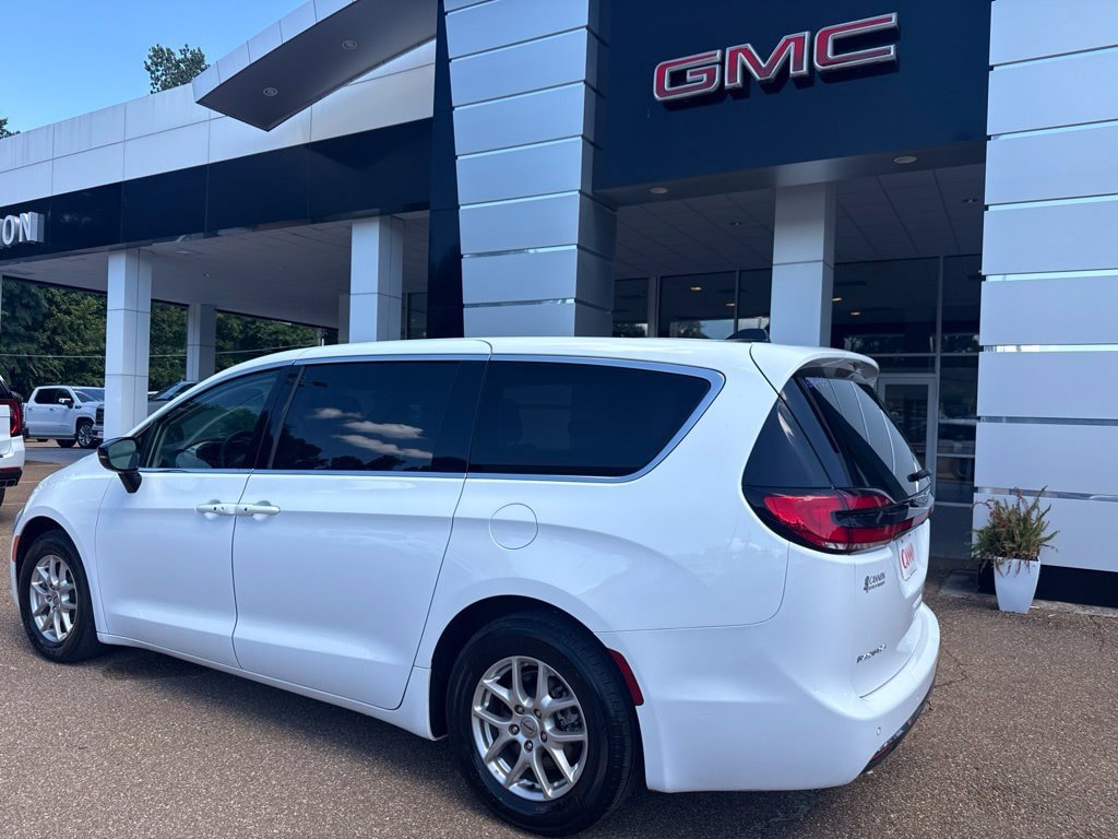 Used 2024 Chrysler Pacifica Touring L