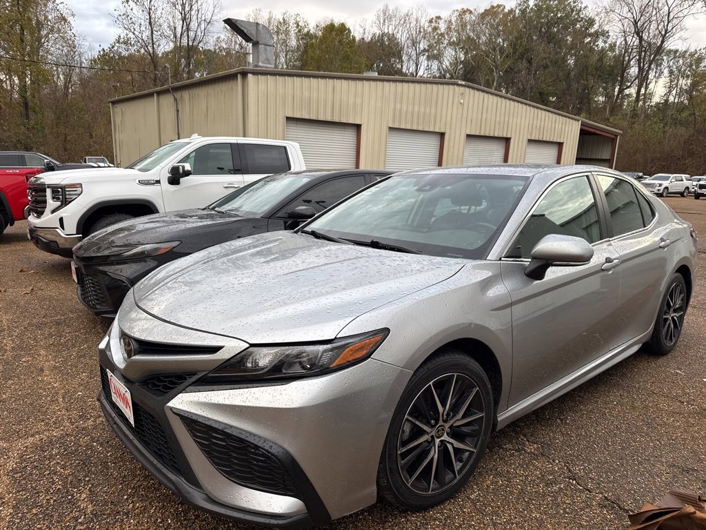 2022 Toyota Camry SE's photo