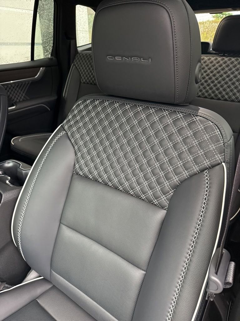 2026 GMC Acadia Denali - Photo 12