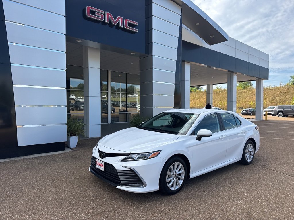 2024 Toyota Camry LE's photo
