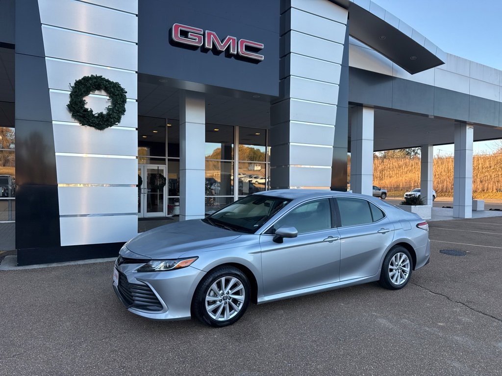 2023 Toyota Camry LE's photo