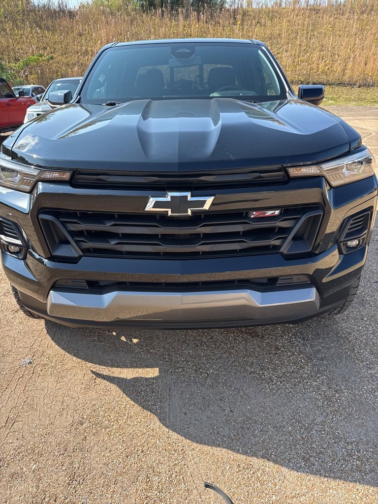 2024 Chevrolet Colorado Z71 photo 2