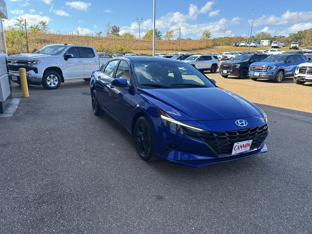 2023 Hyundai Elantra SEL photo 3