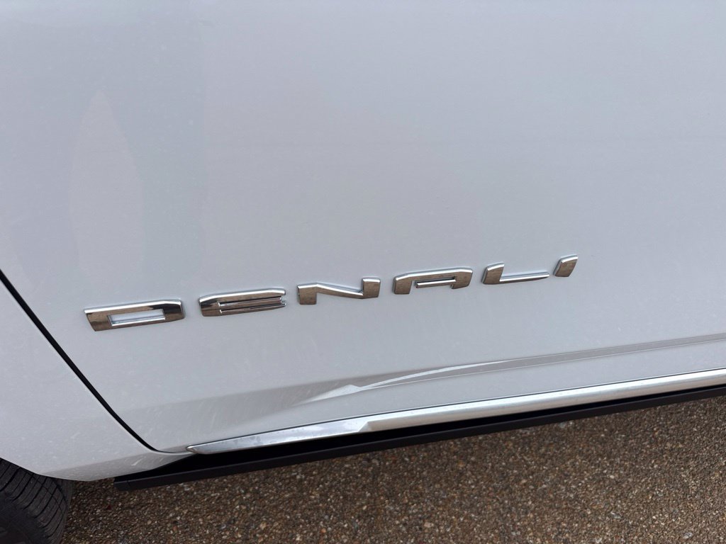 2027 GMC Yukon Denali - Photo 11