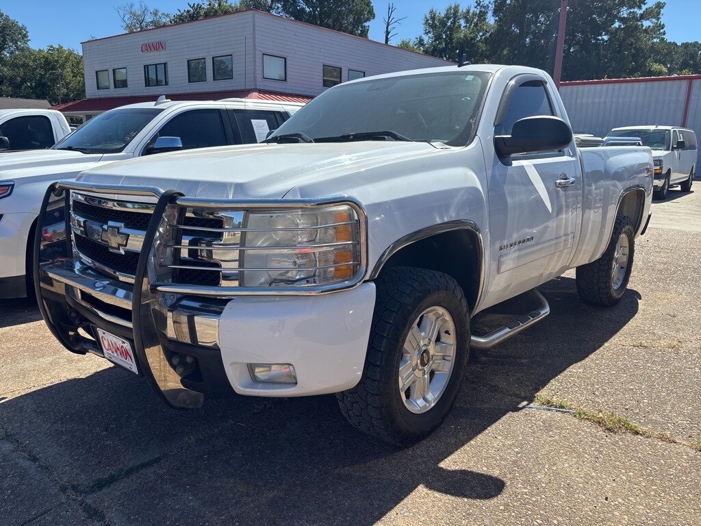 2011 Chevrolet Silverado 1500 LT photo 3