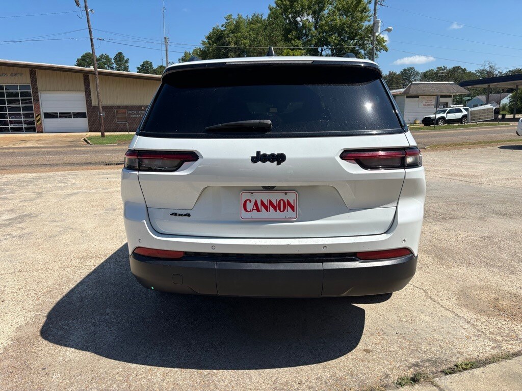 2023 Jeep Grand Cherokee Laredo Altitude photo 3