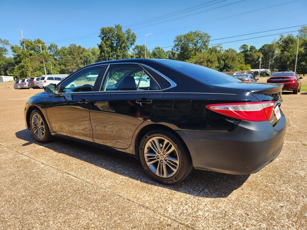 2016 Toyota Camry SE photo 2
