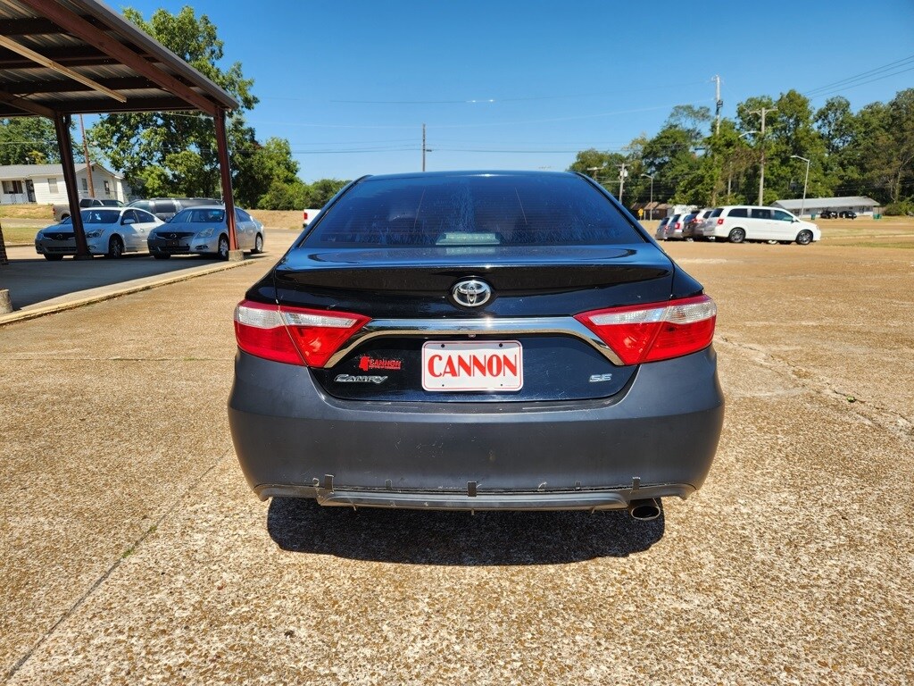2016 Toyota Camry SE photo 3