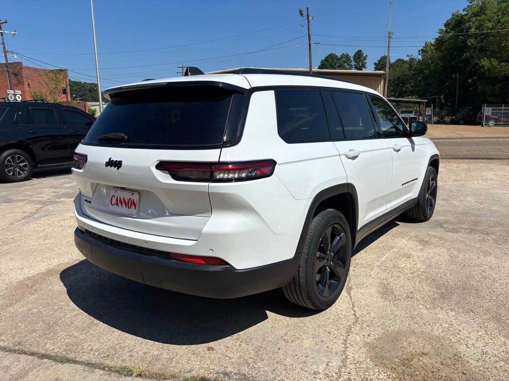 2023 Jeep Grand Cherokee Laredo Altitude photo 2