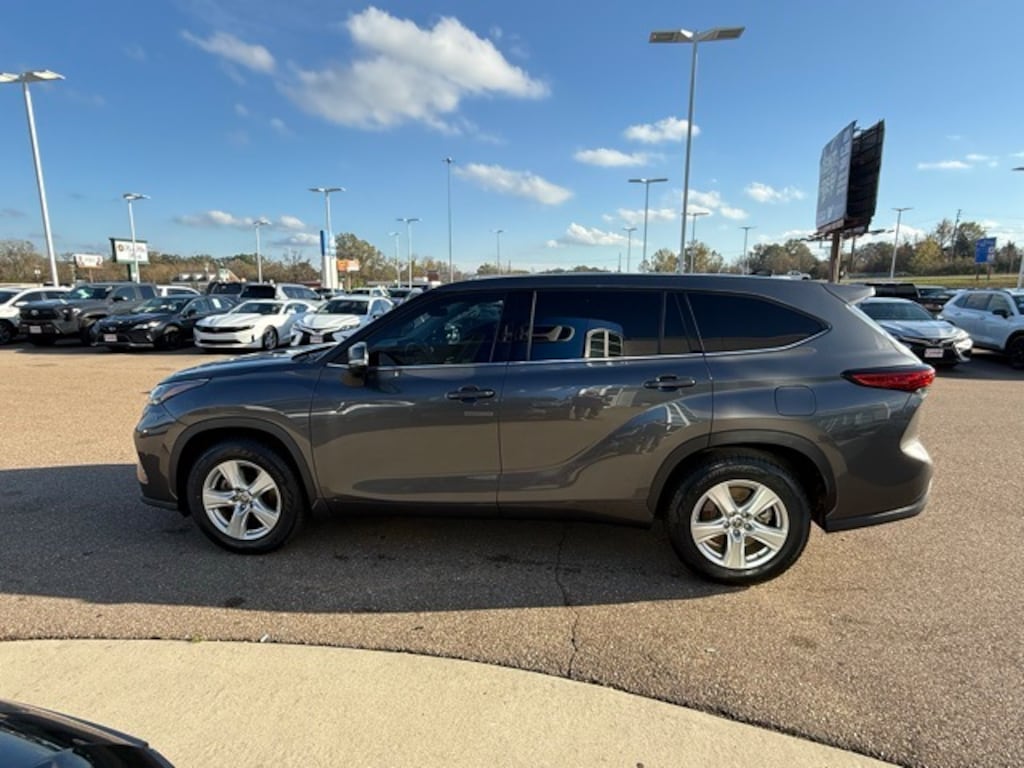 Used 2022 Toyota Highlander LE SUV