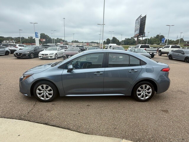 2023 Toyota Corolla LE photo 2