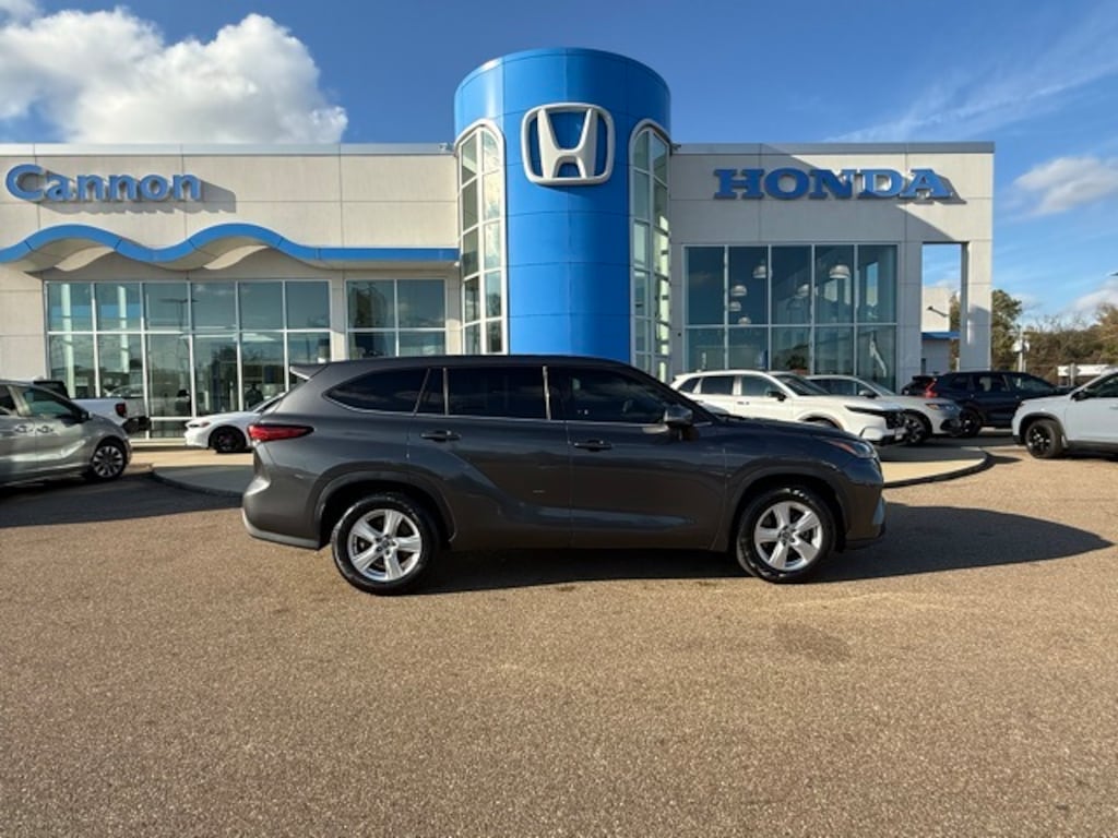 Used 2022 Toyota Highlander LE SUV