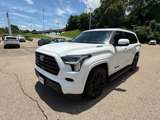 2024 Toyota Sequoia SR5 4WD i-FORCE MAX Hybrid's photo