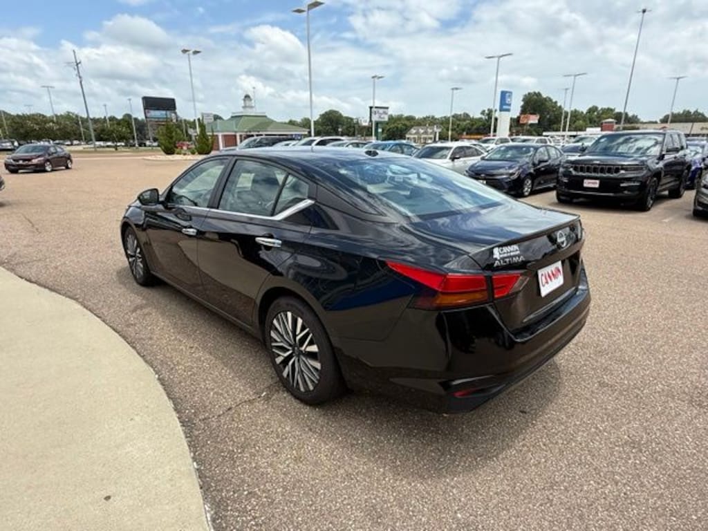 Used 2024 Nissan Altima 2.5 SV Sedan