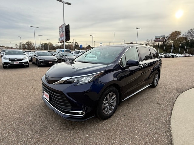 2022 Toyota Sienna XLE's photo