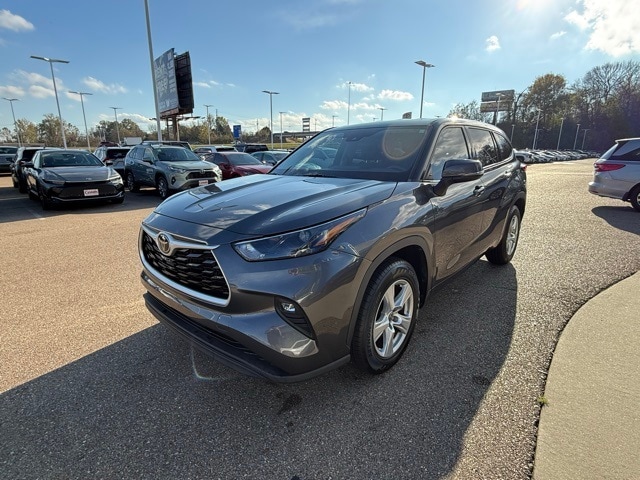 2022 Toyota Highlander LE's photo