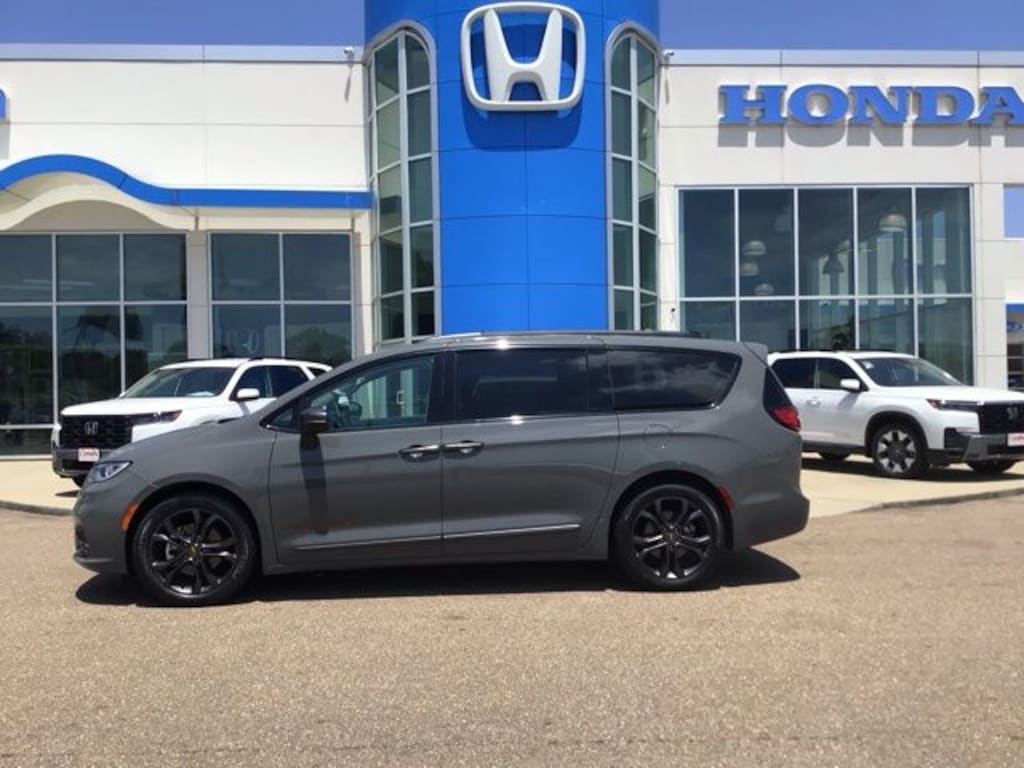 Used 2023 Chrysler Pacifica Touring L Minivan/Van