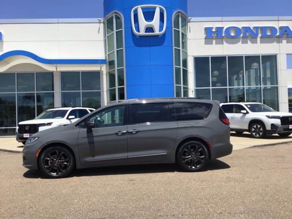 Used 2023 Chrysler Pacifica Touring L Minivan/Van