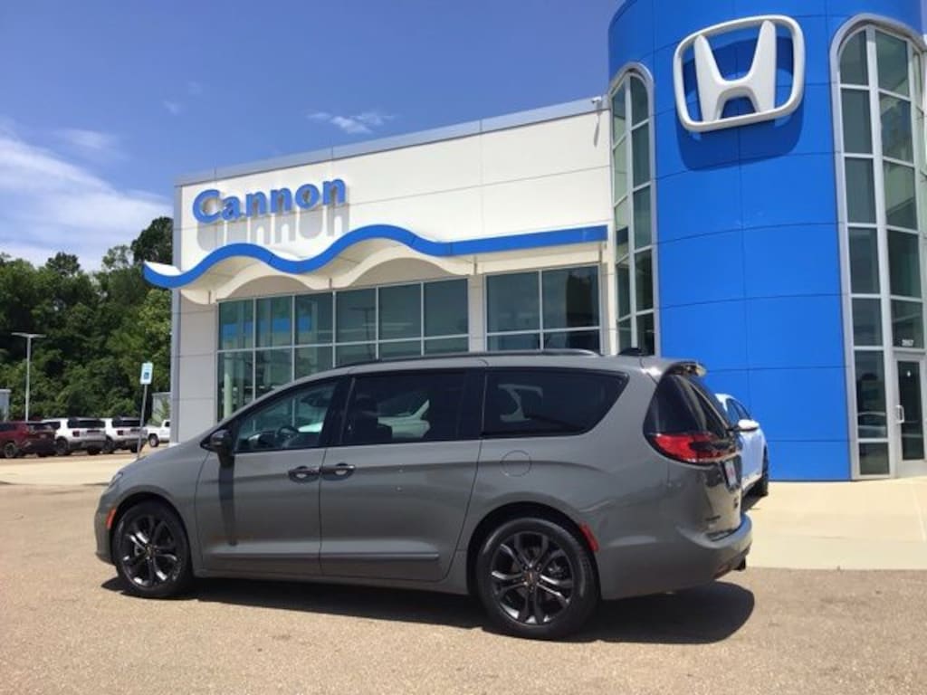 Used 2023 Chrysler Pacifica Touring L Minivan/Van