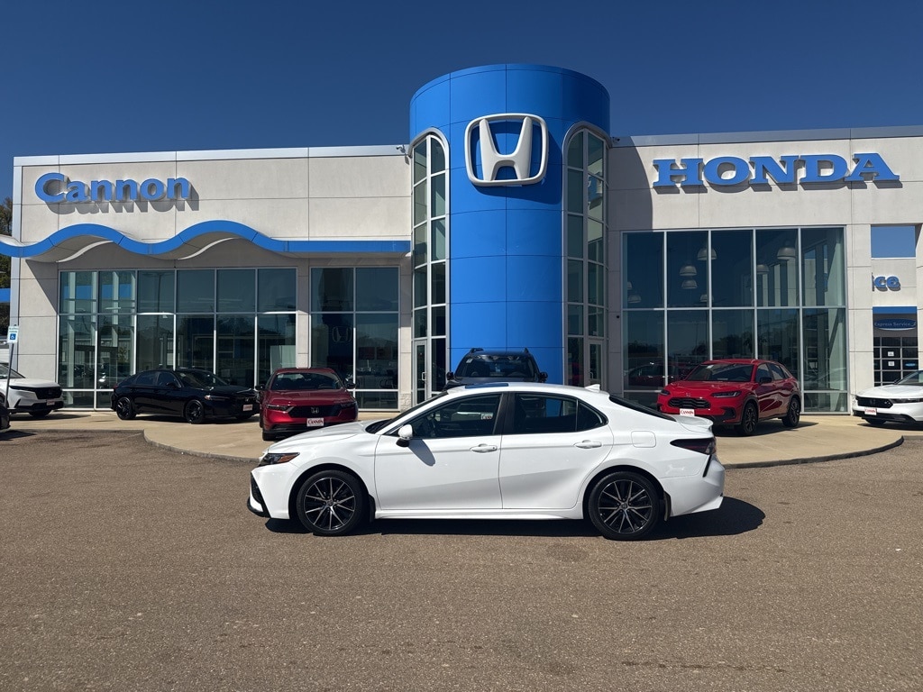 2024 Toyota Camry SE's photo