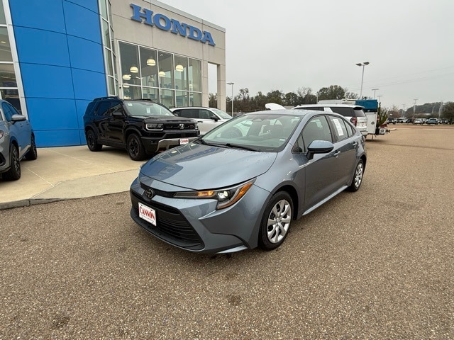2024 Toyota Corolla LE's photo