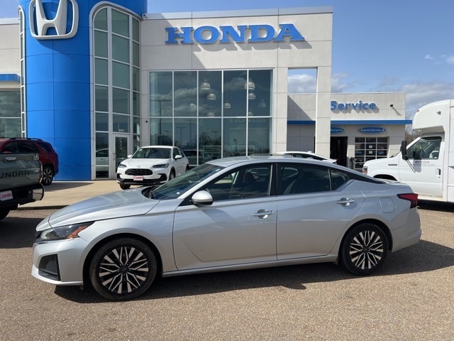 Used 2024 Nissan Altima SV with VIN 1N4BL4DVXRN340744 for sale in Vicksburg, MS