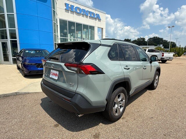 2023 Toyota RAV4 XLE photo 2