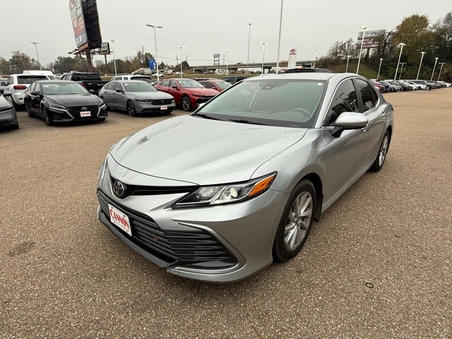 2022 Toyota Camry LE's photo