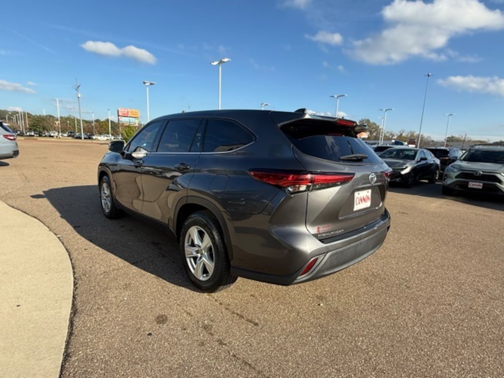 Used 2022 Toyota Highlander LE SUV